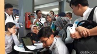Ada yang datang sekedar mengambil brosur, bertanya-tanya saja, atau memang sudah menunggu untuk menjadi salah satu daftar pemesan hunian yang terintegrasi dengan stasiun KRL tersebut.