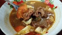 Masih kreasi tongseng Solo, ada Warung Pak Dadi Solo yang juga menyediakannya. Tongseng di sini masih diracik dengan anglo. Kuahnya gurih dengan sentuhan manis pedas. Isian dagingnya empuk dengan paduan tetelan yang empuk kenyal. Foto: dok. detikFood/Istimewa