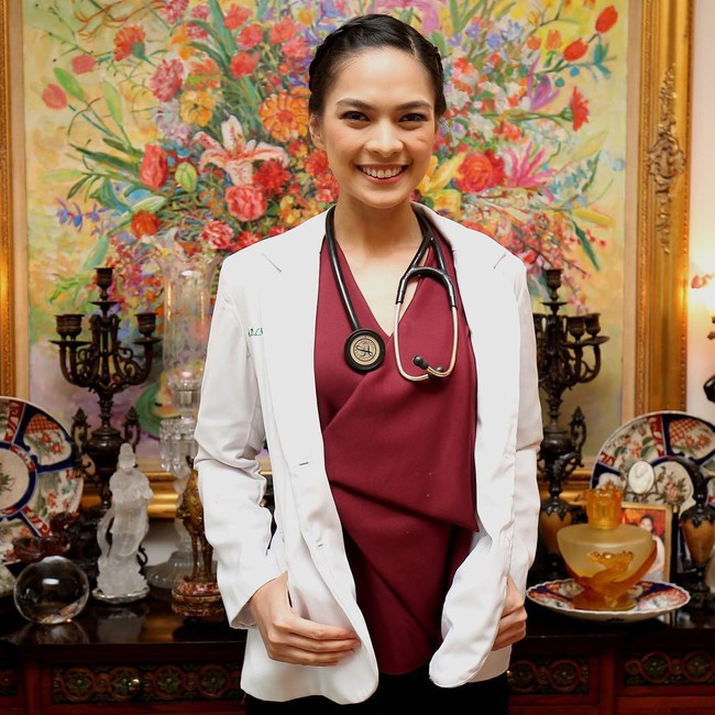 Sebagai dokter di Rumah Sakit Cipto Mangunkusumo (RSCM) yang kerjanya mencapai 110 jam perminggu dan ditambah kesibukan lainnya, Mesty tetap menjaga kesehatannya dengan mendapatkan istirahat yang cukup. Untuk perawatan kulit sebenarnya istirahat tidur, terang Mesty saat ditemui di Suasana Restauran, Jakarta Selatan, Kamis (12/10/2017) malam. Foto: Instagram