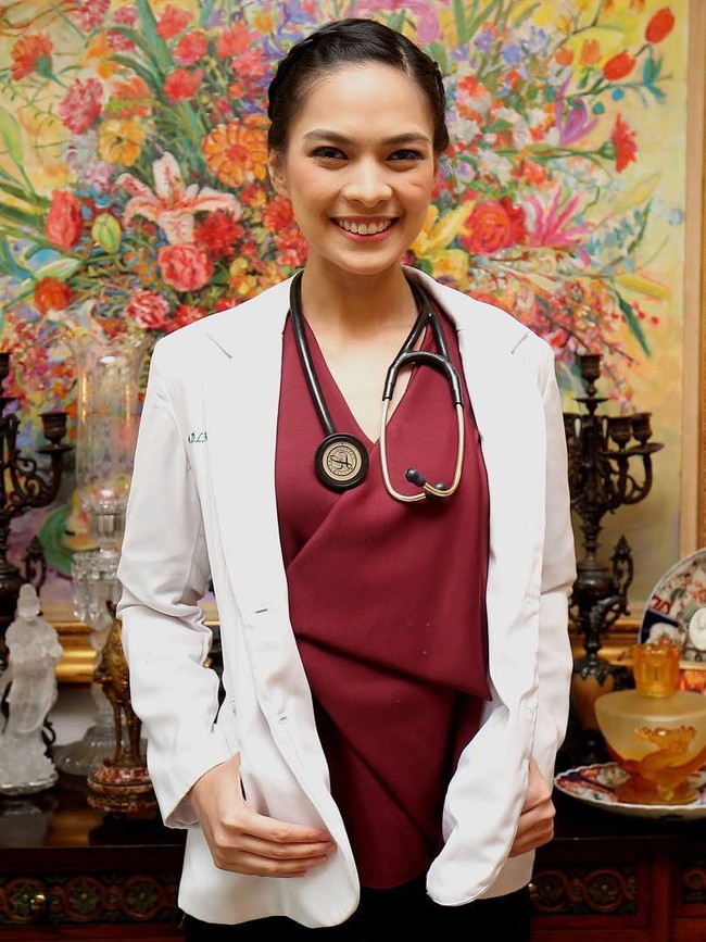 Mesty Ariotedjo adalah seorang dokter muda yang kini bertugas di bagian anak Rumah Sakit Cipto Mangunkusumo. Foto: Instagram