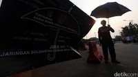 Seperti biasanya, mereka memakai payung warna hitam.