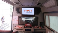 Mobil Sprinter sempat menjadi shuttle resmi pameran Gaikindo Indonesia International Auto Show di BSD City. Bagi yang ingin menyewa kendaraan tersebut, Otolovers harus siap mengeluarkan dana sebesar Rp 5 juta untuk satu harinya. Foto: Ruly Kurniawan