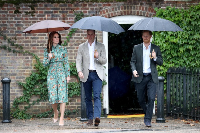 Kate Middleton mengenakan gaun modest saat tiba di Sunken Garden, Kensington Palace bersama Pangeran William dan juga Harry.