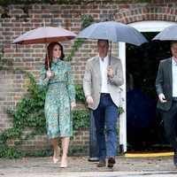 Kate Middleton mengenakan gaun modest saat tiba di Sunken Garden, Kensington Palace bersama Pangeran William dan juga Harry.