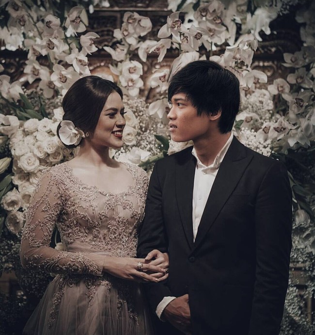 Para pria yang patah hati mengedit foto seolah-olah merekalah yang berdampingan dengan Raisa dan akan menikahi pelantun ‘Kali Kedua’ itu. Tentu saja apa yang para pria ini lakukan hanyalah lelucon. Foto: Dok. Instagram @tile03