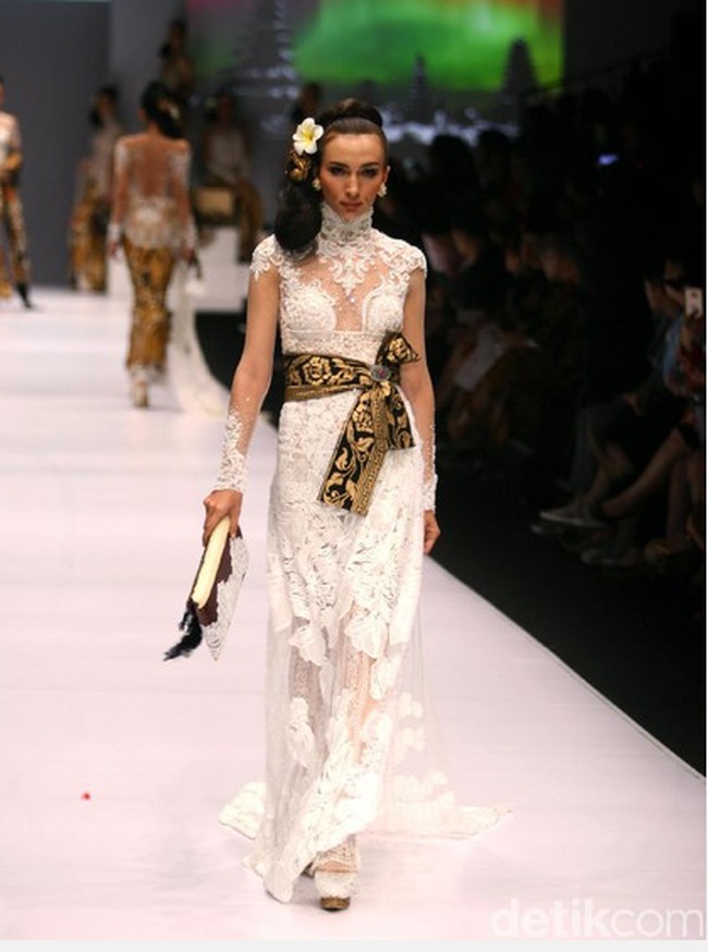 Pilihan kebaya dari Anne Avantie juga wajib masuk daftar pilihan bila Raisa ingin tampil mewah dalam balutan kebaya tradisional. Paduan embroidery dengan kain tulle menerawang akan membuat tampilan Raisa modern namun tetap elegan.