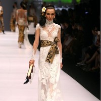 Pilihan kebaya dari Anne Avantie juga wajib masuk daftar pilihan bila Raisa ingin tampil mewah dalam balutan kebaya tradisional. Paduan embroidery dengan kain tulle menerawang akan membuat tampilan Raisa modern namun tetap elegan.