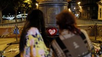 Lokasi itu tetap didatangi warga dan turis hingga malam hari (Foto: REUTERS/Gonzalo Fuentes)
