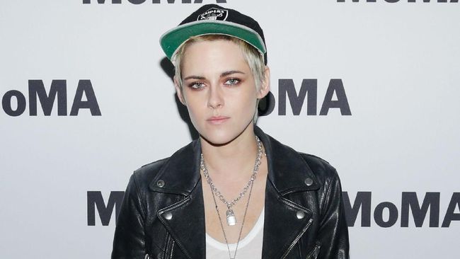 Kristen Stewart Tampil Boyish