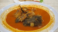 Menu andalannya adalah Gulai Ikan Patin Asam Pedas Sultan. Ikan asam pedas adalah menu khas Melayu yang lezat. Harga makanannya mulai Rp 25 ribu sampai Rp 375 ribu untuk kepiting. (Fitraya/detikTrarvel)