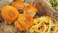 Peanuts Cafe berada di dekat sungai dan dikelilingi oleh alam. Dinding kafe dilapisi dengan komik-komik Peanuts. Menu yang disajikan juga bertema komik, seperti “Goose Eggs Sliders”.