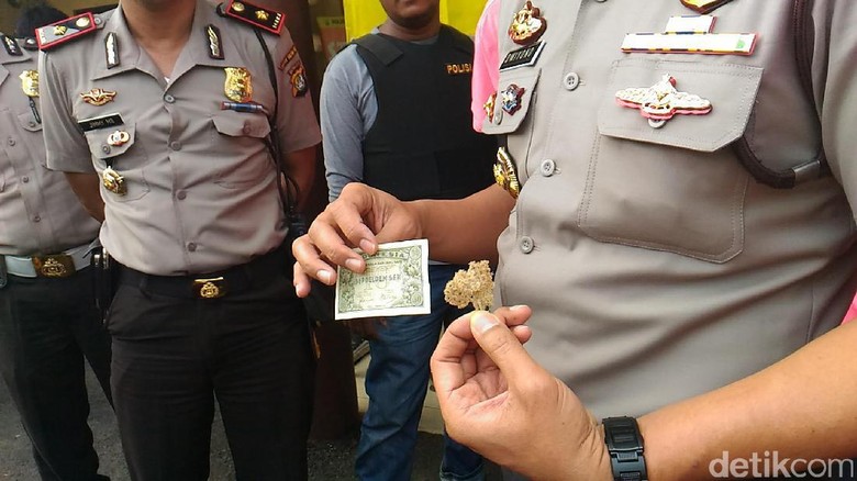 Saat Polisi Penasaran Edelweis dan Uang Kuno Jadi Jimat Penjambret Saat Polisi Penasaran Edelweis dan Uang Kuno Jadi Jimat Penjambret