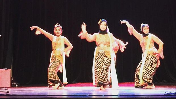 Sindy Dewiana, Pemeran Saras 008. 