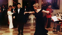 Putri Diana saat berdansa dengan John Travolta di Washington (Foto: REUTERS/File Photo)