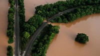 Jalur kereta api dikepung banjir. REUTERS/Adrees Latif.
