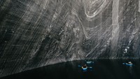 Pengunjung dapat menyebrang ke pulau kecil, di mana Anda dapat menyewa perahu dayung. Di atas perahu, Anda akan melewati air terjun garam. (CNN)