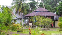 Biasanya Pulau Nusa Ra ramai di akhir pekan. Wisatawan menginap di cottage-cottage ini (Wahyu/detikTravel)
