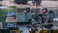Pasukan infantri Korsel juga ikut latihan gabungan dengan menyeberangi sunga Hongcheon. South Korean Armys 11th Mechanized Infantry Division/Yonhap/via REUTERS.
