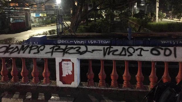 Coreti Tembok Remaja Bawa Golok Ditangkap di Kelapa Gading Coreti Tembok Remaja Bawa Golok Ditangkap di Kelapa Gading