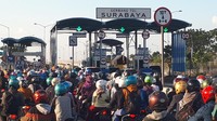 Sedangkan ini pemotor di jembatan Suramadu. Di sana para pemotor boleh lewat tol namun diberikan pembatas khusus. Foto: Zaenal Effendi