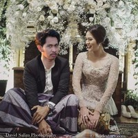 Para pria patah hati ini mengedit foto Hamish Daud yang tampak sedang menatap mesra Raisa. Wajah Hamish di foto tersebut digantikan oleh wajah para pria yang patah hati ini. Foto: Dok. Instagram @banarsatria