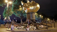 Di atas underpass lokasi Putri Diana tewas, ada monumen Liberty Flame yang berada di Place de lAlma. Lokasi ini dipenuhi dengan foto dan penghormatan untuk Putri Diana (Foto: REUTERS/Gonzalo Fuentes)
