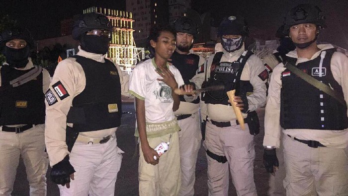 Coreti Tembok, Remaja Bawa Golok Ditangkap di Kelapa Gading