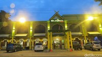 Long weekend Idul Adha ke Pekanbaru ada destinasi wisata kuliner baru yang asyik didatangi. Suasananya bergaya Kesultanan Siak dan instagrammable banget, namanya Sultan Resto (Fitraya/detikTravel)