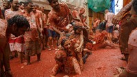 Beberapa orang menikmati festival itu, mulai dari bertelanjang dada hingga berjingkrak untuk ikut menikmati ajang tahunan tersebut. Foto: Pablo Blazquez Dominguez/Getty Images