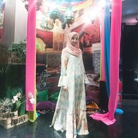 Bergaya feminin mengenakan maxi dress bermotif warna pastel saat sholat Ied seperti gaya Laudya Cynthia Bella. Ketika dress sudah bercorak maka Anda hanya perlu menambahkan kerudung polos yang simpel. Foto: Dok. Instagram