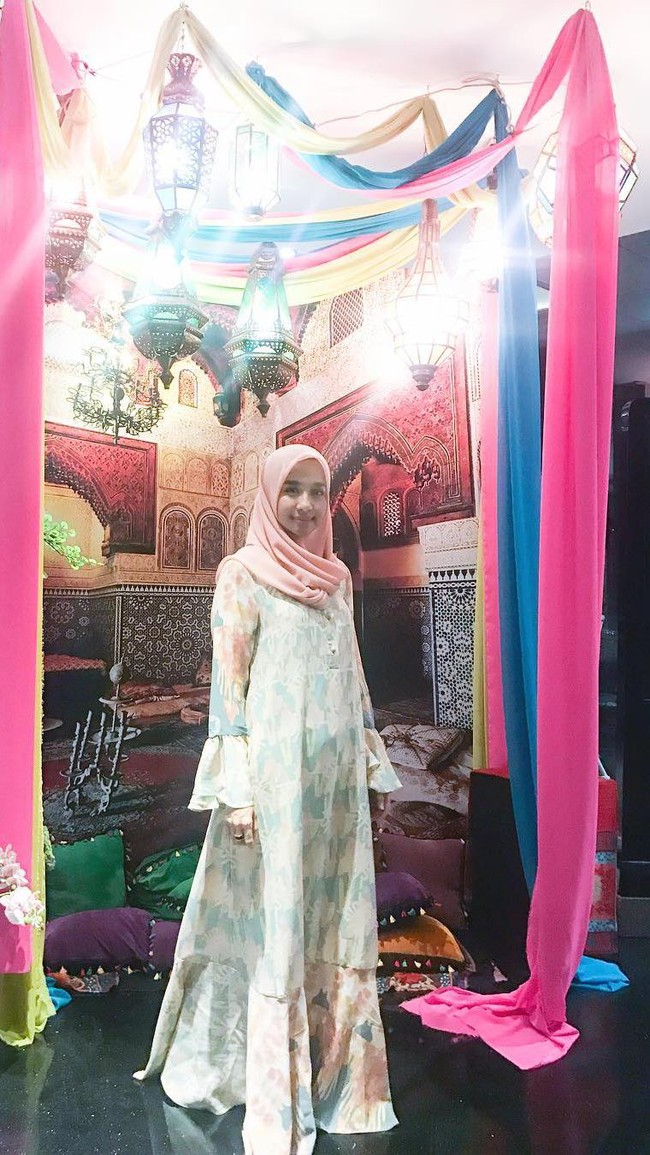Bergaya feminin mengenakan maxi dress bermotif warna pastel saat sholat Ied seperti gaya Laudya Cynthia Bella. Ketika dress sudah bercorak maka Anda hanya perlu menambahkan kerudung polos yang simpel. Foto: Dok. Instagram