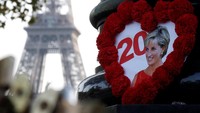 Salah satu yang dipasang adalah foto Putri Diana yang dikelilingi bunga mawar berbentuk hati (Foto: REUTERS/Christian Hartmann)