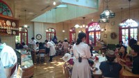 Cafe Mugiwara Boushi ini ada di dalam Museum Ghibli. Mugiwara Cafe meiliki interior yang terinspirasi dari karakter Luffy si topi jerami dari animasi One Piece.