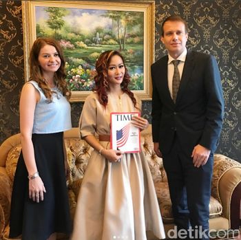 Inul Daratista diwawancara TIME.