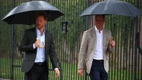 Pangeran William dan Pangeran Harry kemudian melintasi pagar Kensington Palace yang dipenuhi penghormatan terhadap Putri Diana (Foto: REUTERS/Hannah McKay)