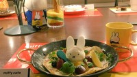 Miffy Cafe merupakan cafe bertema miffy, kelinci lucu menggemaskan. Kafe bertema unik ini selalu sukses memanjakan para pengunjungnya dengan suasana dan makanannya.
