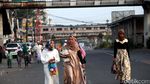 Foto: Umat Islam Salat Idul Adha di Jalanan Kawasan Jatinegara