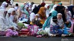 Foto: Umat Islam Salat Idul Adha di Jalanan Kawasan Jatinegara