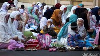 Para jemaah datang dengan mengajak anak-anaknya.