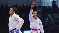 Srunita Sari Sukatendel berhasil meraih medali emas ke-11 untuk Indonesia dari karate kumite kelas under 50m putri. Dia mengalahkan karateka Thailand, Paweena Raksachart, di babak final.  (Wahyu Putro A/Antara Foto)