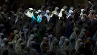 Kamaruddin membacakan Surat Al-Mumtahanah ayat 8 yang menyatakan tak ada larangan berbuat baik dan berlaku adil kepada siapa pun yang tak memerangi dalam urusan agama.  (Foto: ANTARA FOTO/Rosa Panggabean)