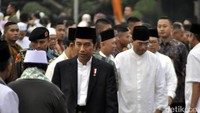Jokowi salat Idul Adha dengan ribuan warga Sukabumi di Lapangan Merdeka. Dia memakai peci, jas, dan sarung (Foto: Syahdan Alamsyah/detikcom)