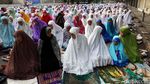 Foto: Umat Islam Salat Idul Adha di Jalanan Kawasan Jatinegara