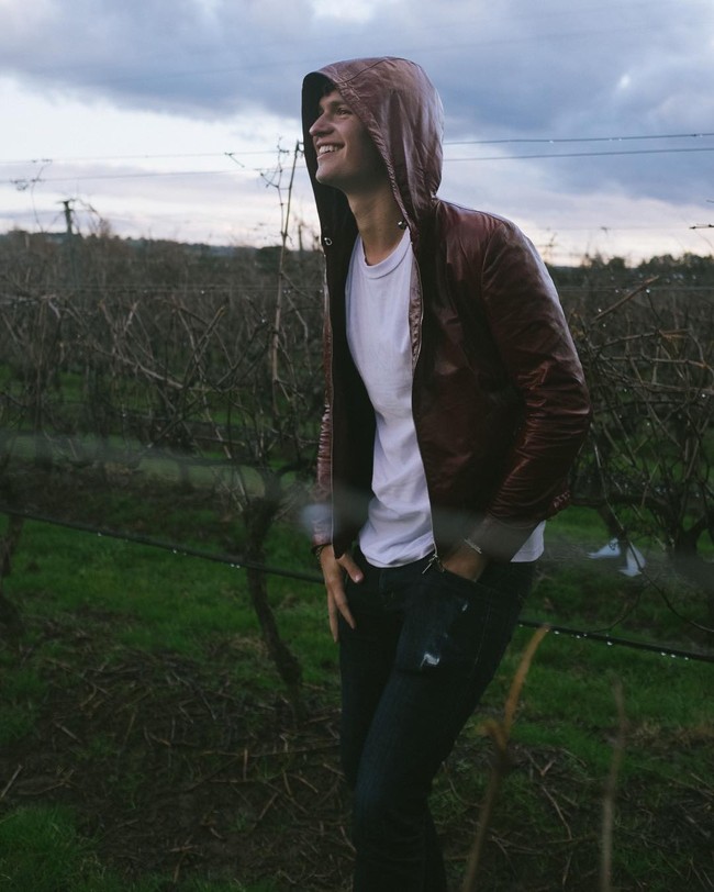 Lahir di Manhattan, Amerika Serikat pada 23 tahun lalu, Ansel Elgort memiliki darah blasteran. Ayahnya merupakan keturunan Rusia, sedangkan ibunya berdarah Norwegia, Inggris dan Jerman. Foto: Dok. Instagram