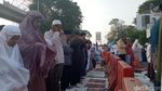 Saat Jemaah Salat Idul Adha Menyemut di Jembatan Ampera