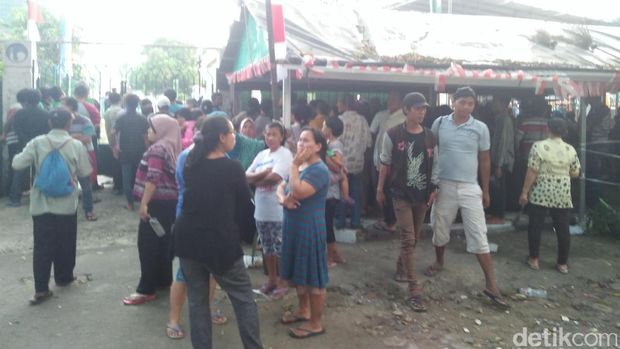 Warga mengantre di Masjid Al Azhar.