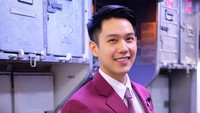 Yang satu ini, dijamin bikin kamu ingin lama-lama selama penerbangan. Inilah salah satu pramugara Thai Airways dengan balutan jas pink yang bikin gemas (Instagram/@tg747crew)