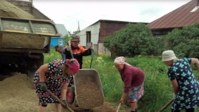 Nenek-nenek Rusia Perbaiki Jalan karena Jenuh Tunggu Pemerintah Nenek-nenek Rusia Perbaiki Jalan karena Jenuh Tunggu Pemerintah
