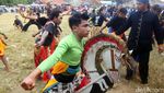 Seniman Ebeg Banyumas Unjuk Kebolehan