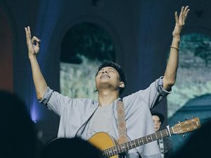 Penonton Goyang Bareng Rendy Pandugo Cs di Lalala Festival 2018